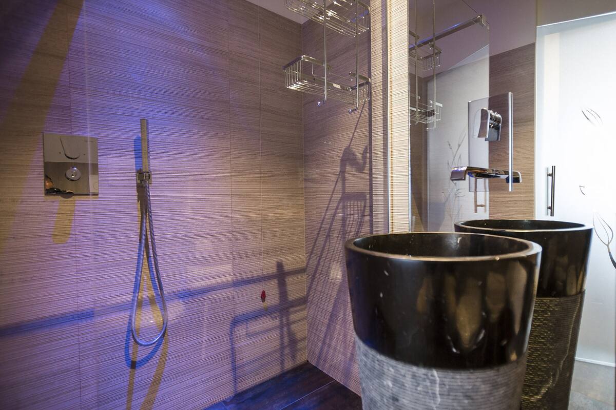 deluxe double or twin room, balcony, lake view | bathroom | shower, free toiletries, hair dryer, bidet