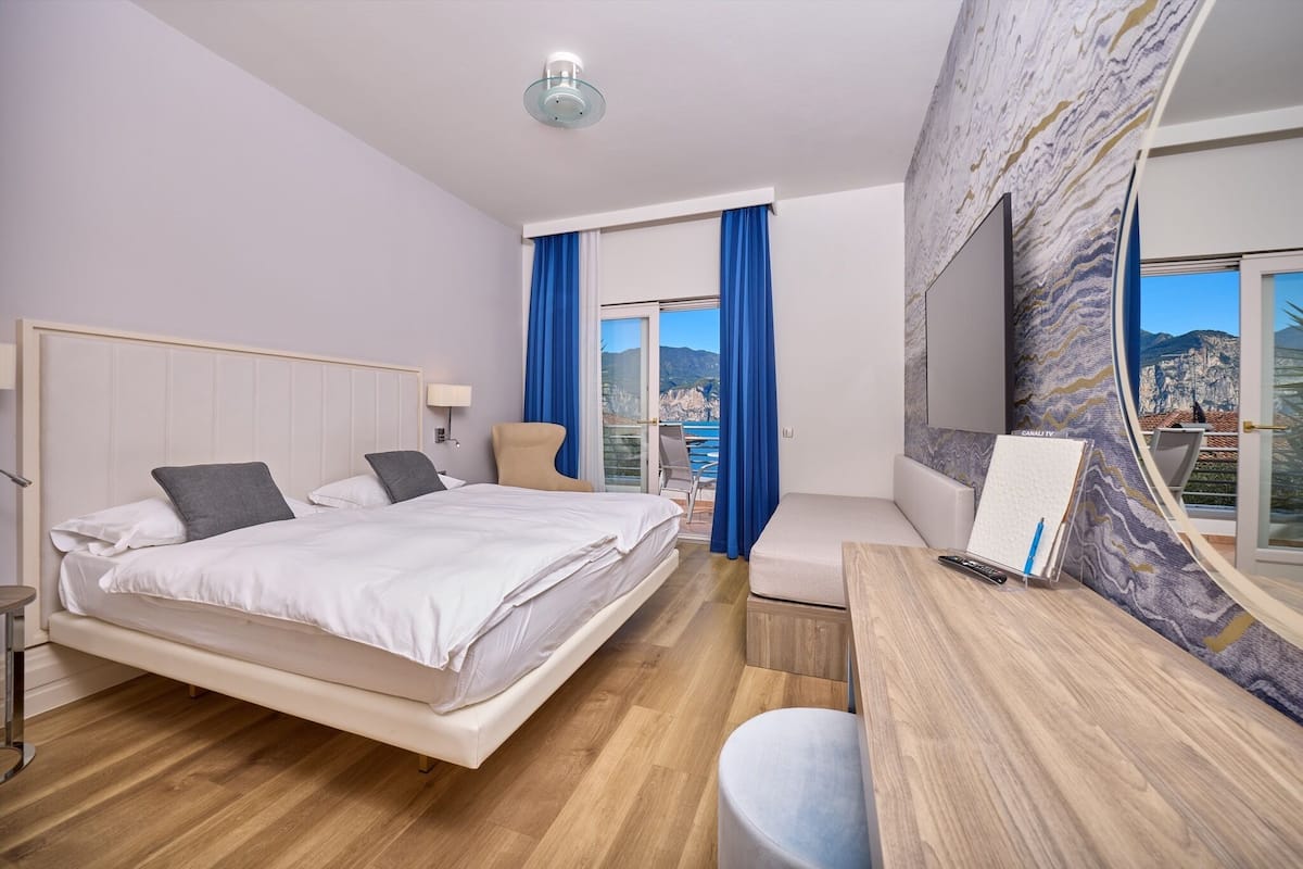 Habitación Deluxe con 1 cama doble o 2 individuales, balcón, vistas al lago | Ropa de cama de alta calidad, caja fuerte, escritorio