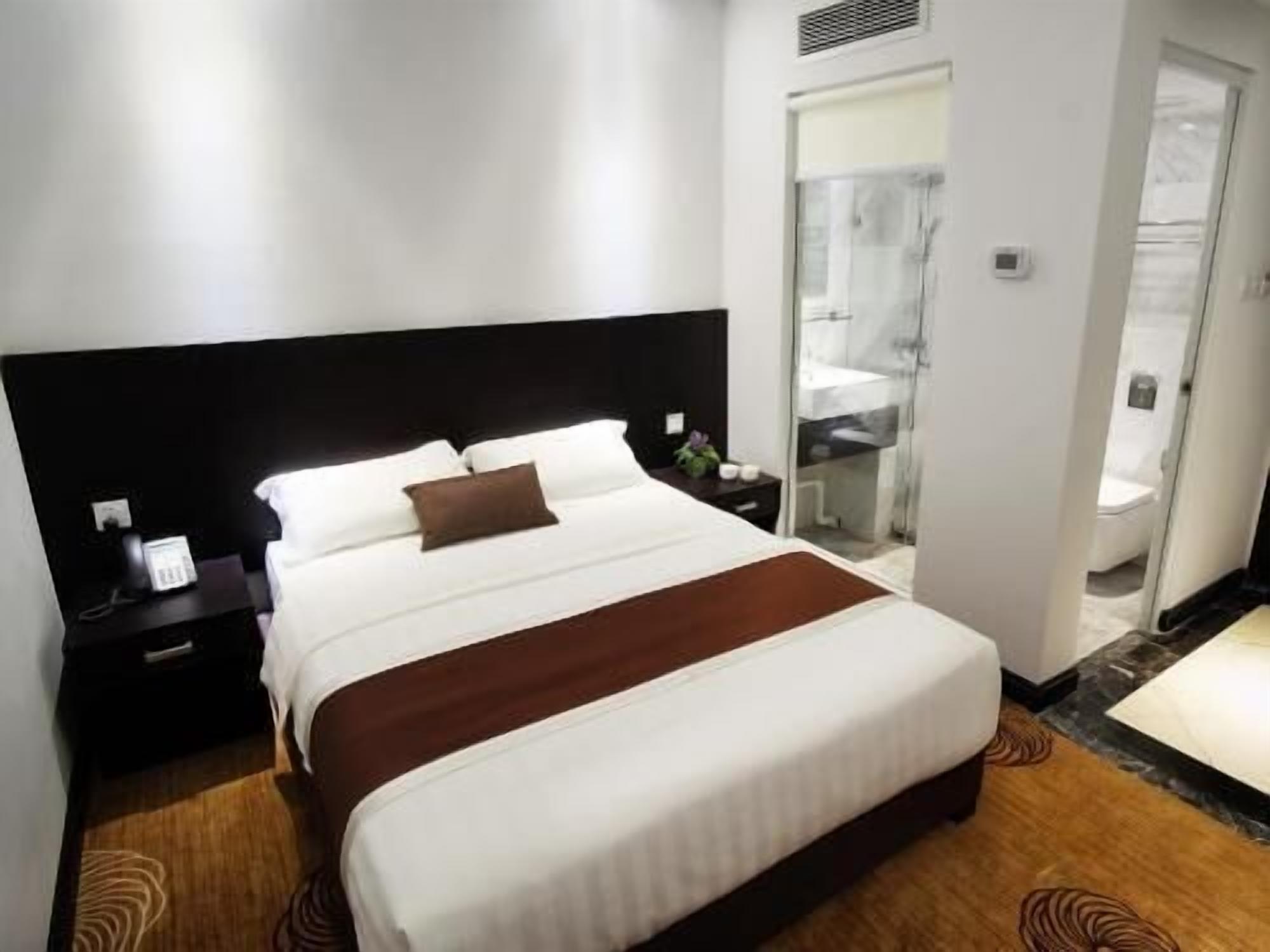 In-room safe, free WiFi, bed sheets