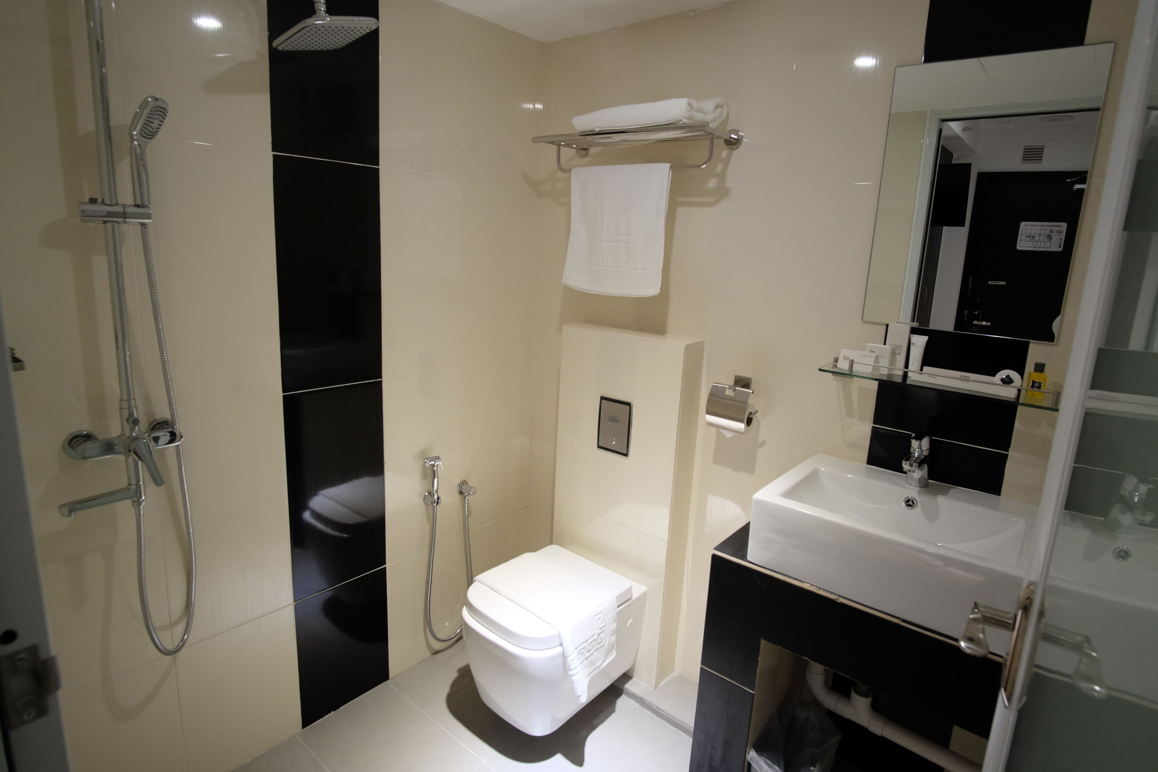 standard single room, 1 single bed | bathroom | shower, rainfall showerhead, free toiletries, hair dryer