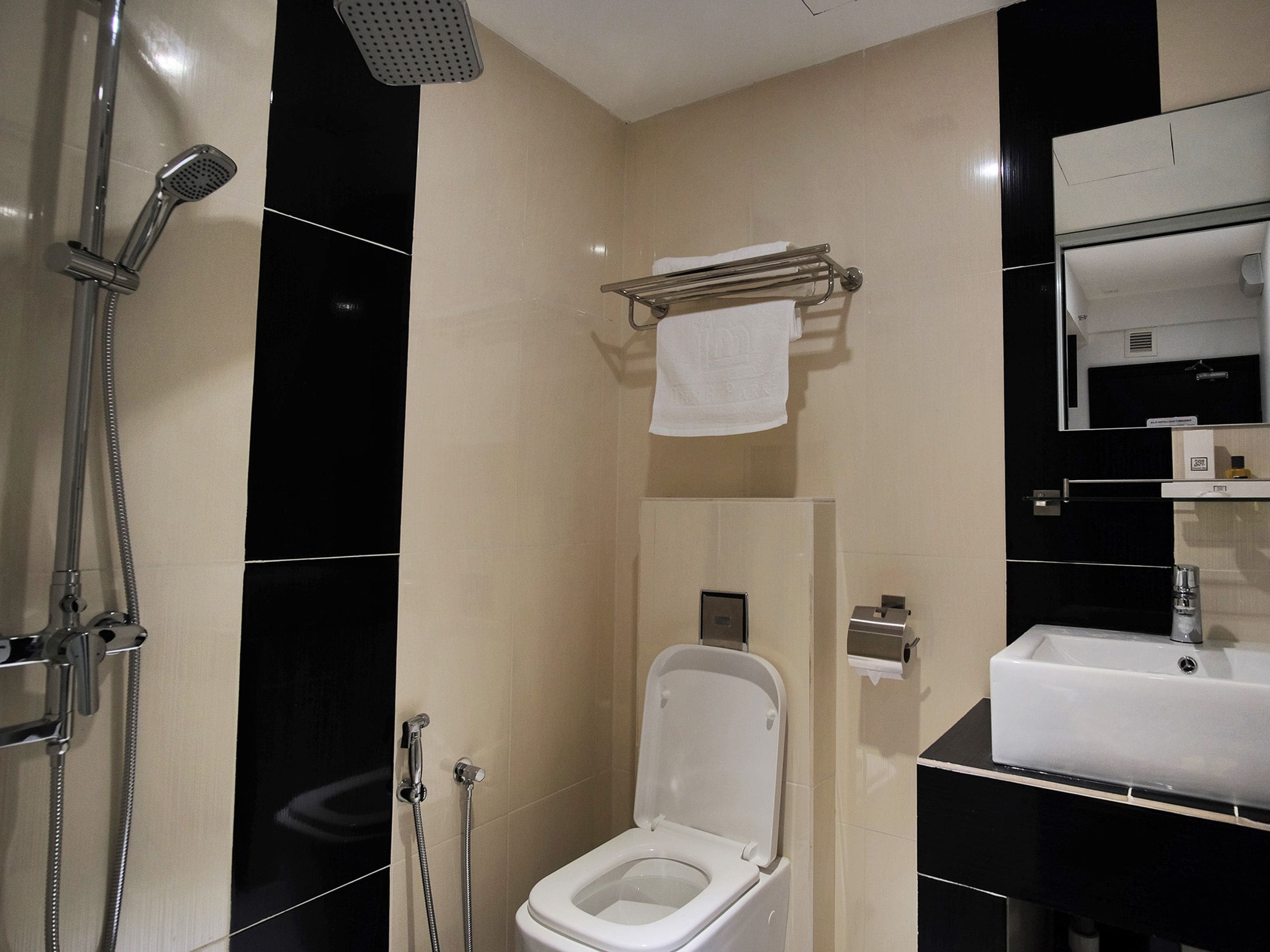 standard single room, 1 single bed | bathroom | shower, rainfall showerhead, free toiletries, hair dryer