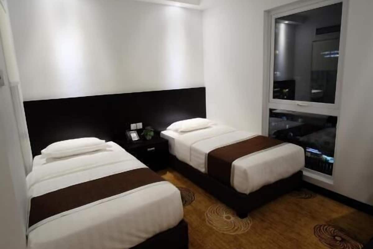 In-room safe, free WiFi, bed sheets