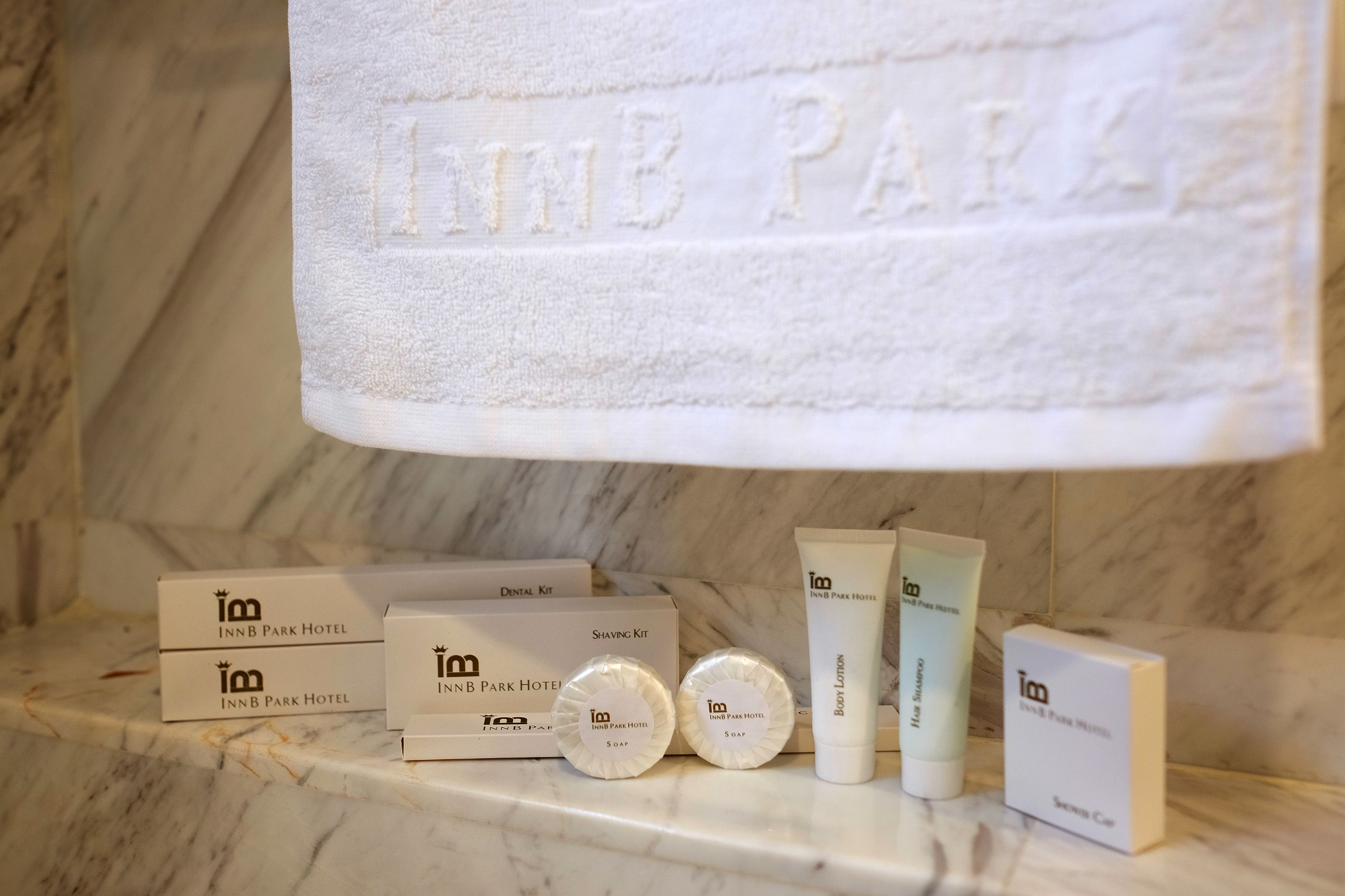 shower, rainfall showerhead, free toiletries, hair dryer