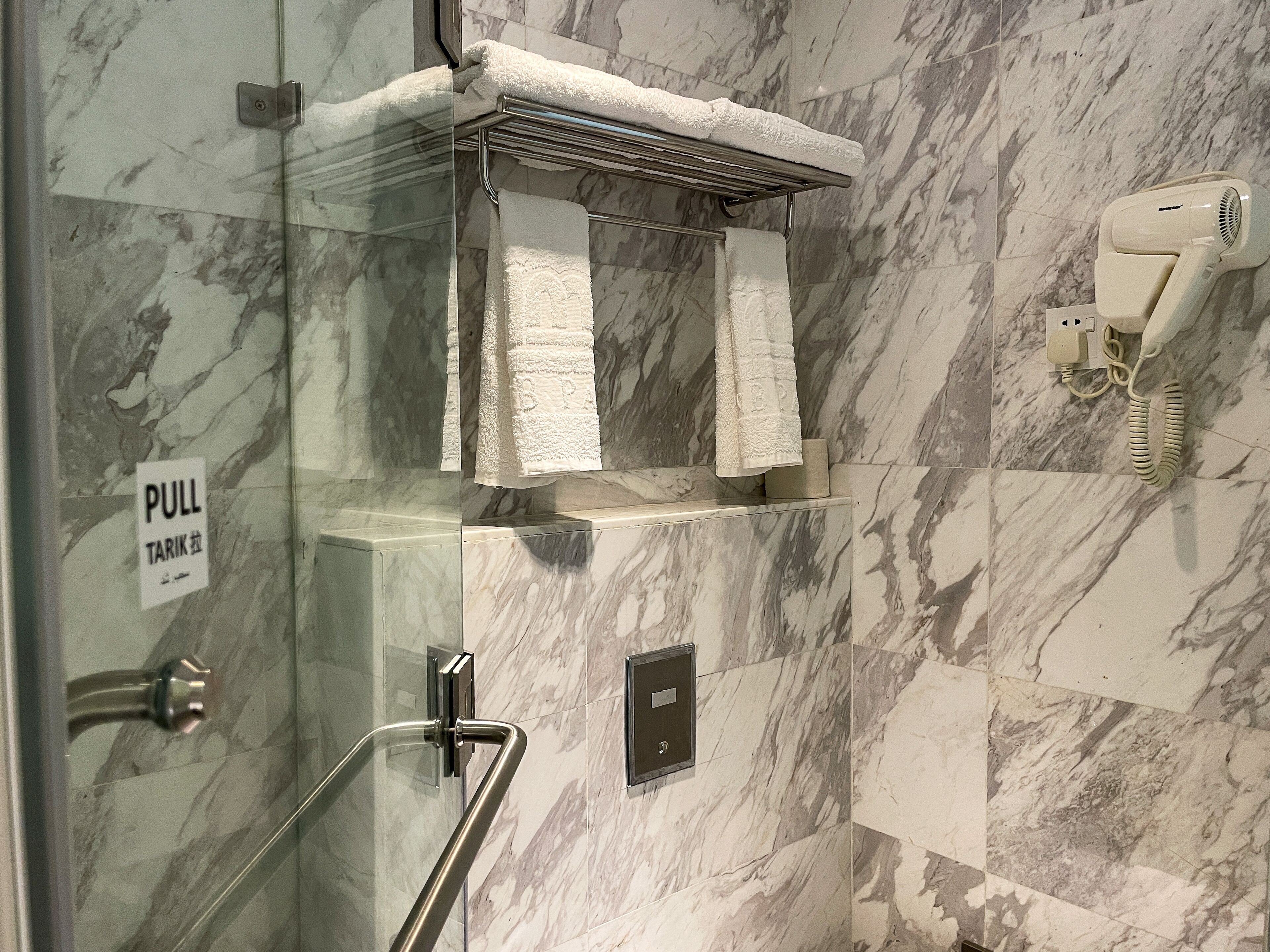 standard queen room | bathroom | shower, rainfall showerhead, free toiletries, hair dryer