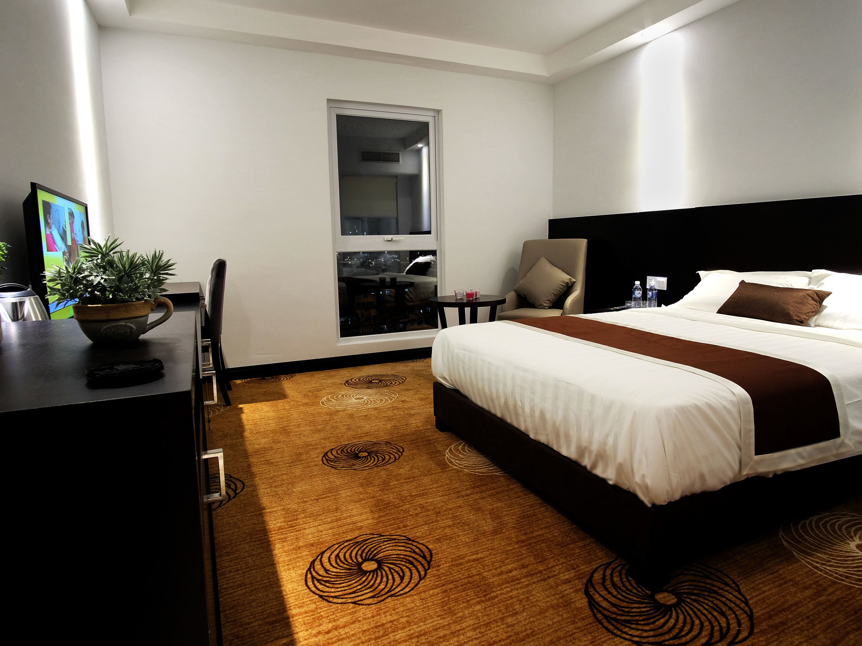 deluxe queen room | in-room safe, free wifi, bed sheets