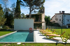 Piscine extérieure, chaises longues