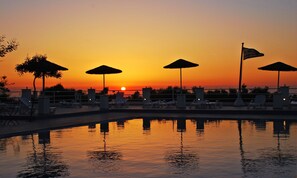 Piscine extérieure, parasols de plage, chaises longues