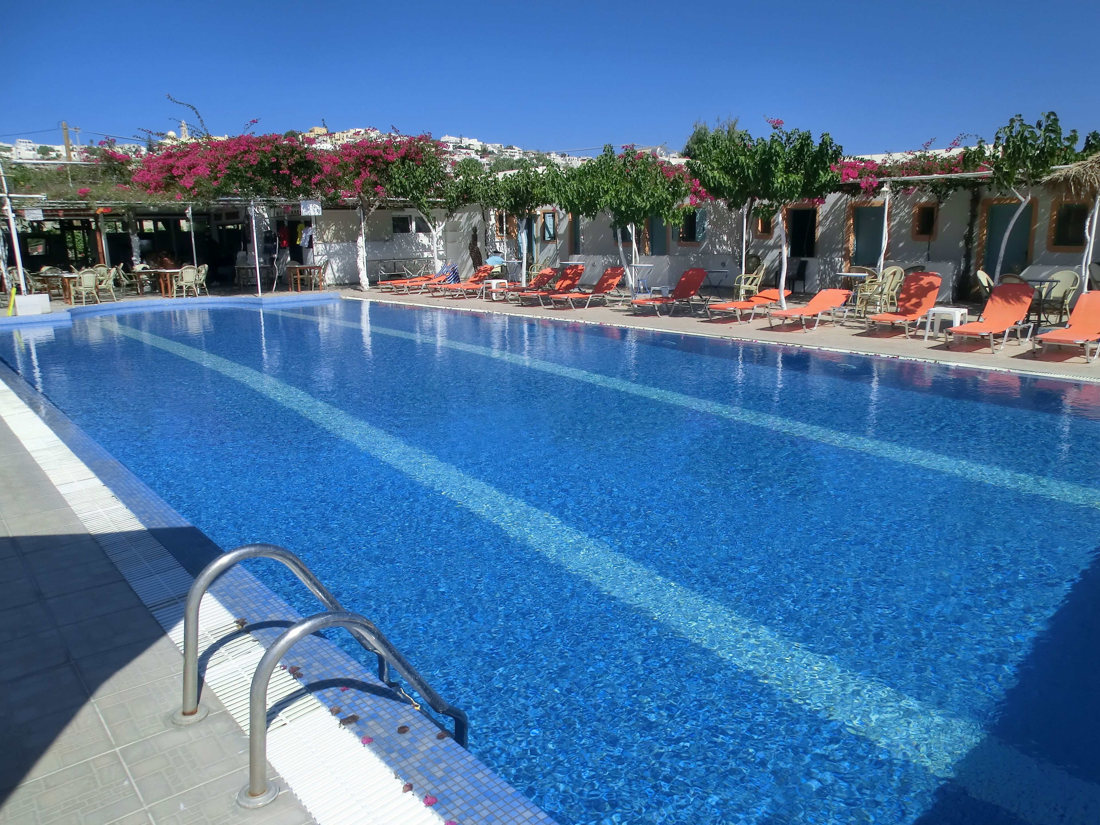 Utendørsbasseng, bassengparasoller og solsenger