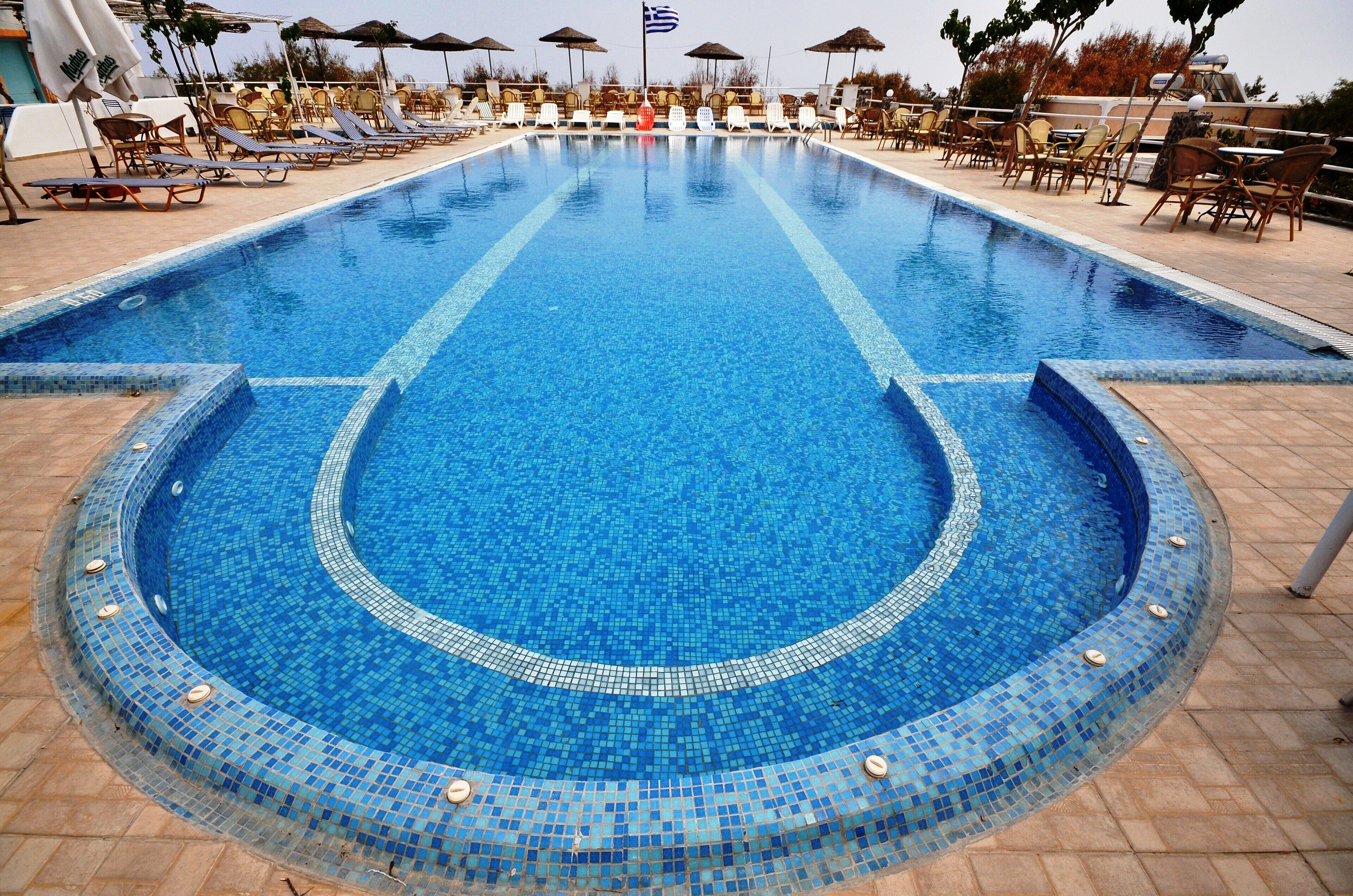 Piscine extérieure, parasols de plage, chaises longues