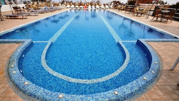 Piscine extérieure, parasols de plage, chaises longues