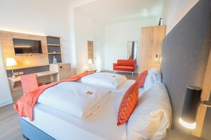 Individually decorated, desk, blackout curtains, iron/ironing board - Rheinhotel Schulz (Unkel)