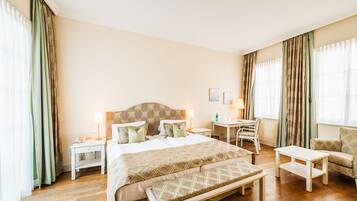 Decoración personalizada, escritorio y cortinas blackout