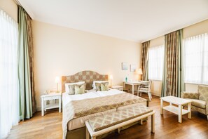 Decoración personalizada, escritorio y cortinas blackout 