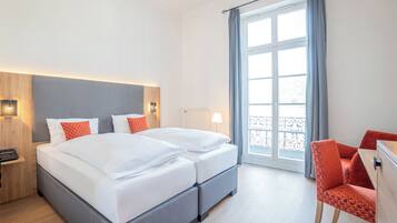 Dobbeltrom – standard | Individuelt dekorert, skrivebord, blendingsgardiner og strykejern/-brett