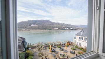 Individueel gedecoreerd, een bureau, verduisterende gordijnen