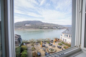 Decoración personalizada, escritorio y cortinas blackout 