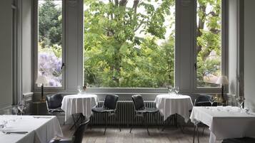 Serveert ontbijt, lunch, diner, Franse gerechten