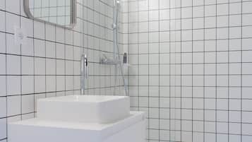 Deluxe tweepersoonskamer (Gueules Noires) | Badkamer | Een hydromassagedouche, gratis toiletartikelen, een haardroger