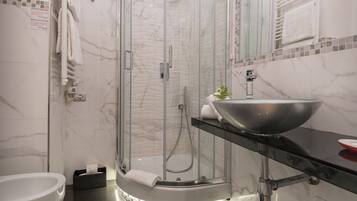 Camera Romantica, 1 camera da letto (S9) | Bagno | Doccia, set di cortesia gratuito, asciugacapelli, bidet