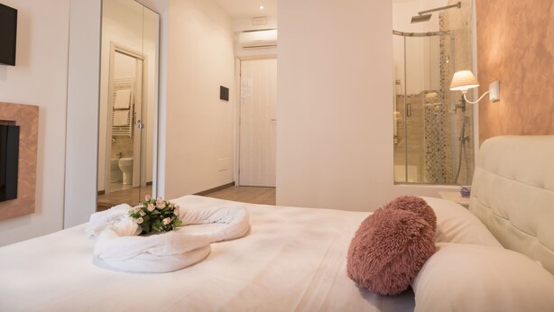 Royal Room, 1 Bedroom (S8) | Meja, kalis bunyi, Wi-fi percuma 