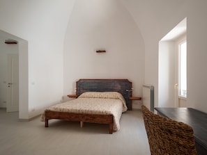 Deluxe Double Room | Peti besi dalam bilik, katil bayi/kot (surcaj), Wi-fi percuma 