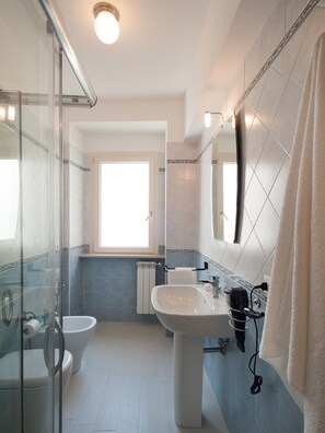 Dusche, kostenlose Toilettenartikel, Haartrockner, Bademäntel