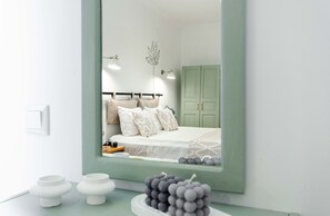 Superior Triple Room, Garden View | 高档床上用品、迷你吧、隔音、免费 WiFi