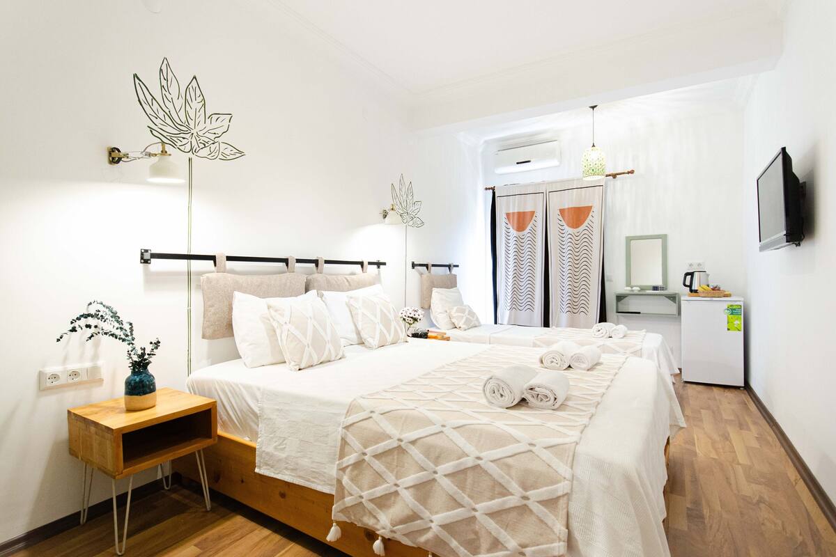 Superior Triple Room, Garden View | Sängtillbehör av högsta kvalitet, minibar och ljudisolering