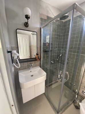 Family Suite | Bathroom | Shower, free toiletries, hair dryer, slippers - Paydos Pansiyon (Kas)