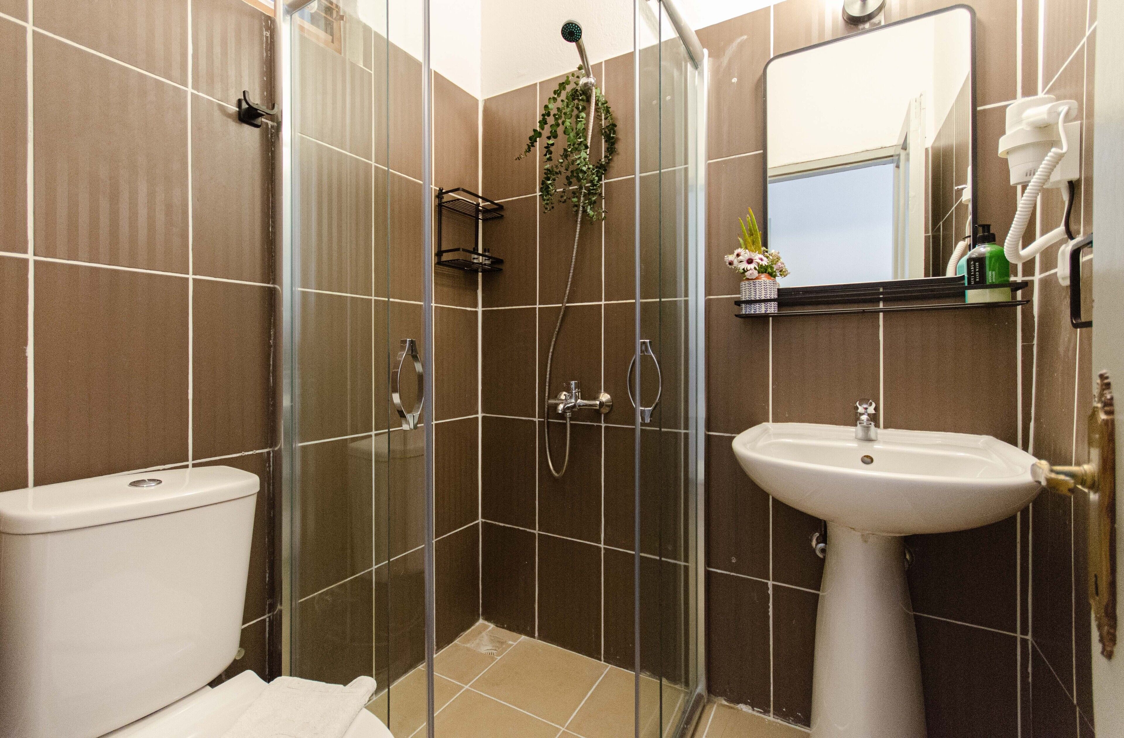 shower, free toiletries, hair dryer, slippers