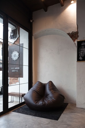 Coin salon dans le hall