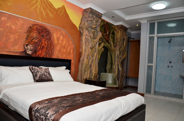 デザイン ルーム (Safari) | 高級寝具、セーフティボックス (室内)、デスク、遮光カーテン