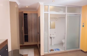 Een douche, gratis toiletartikelen, pantoffels, handdoeken