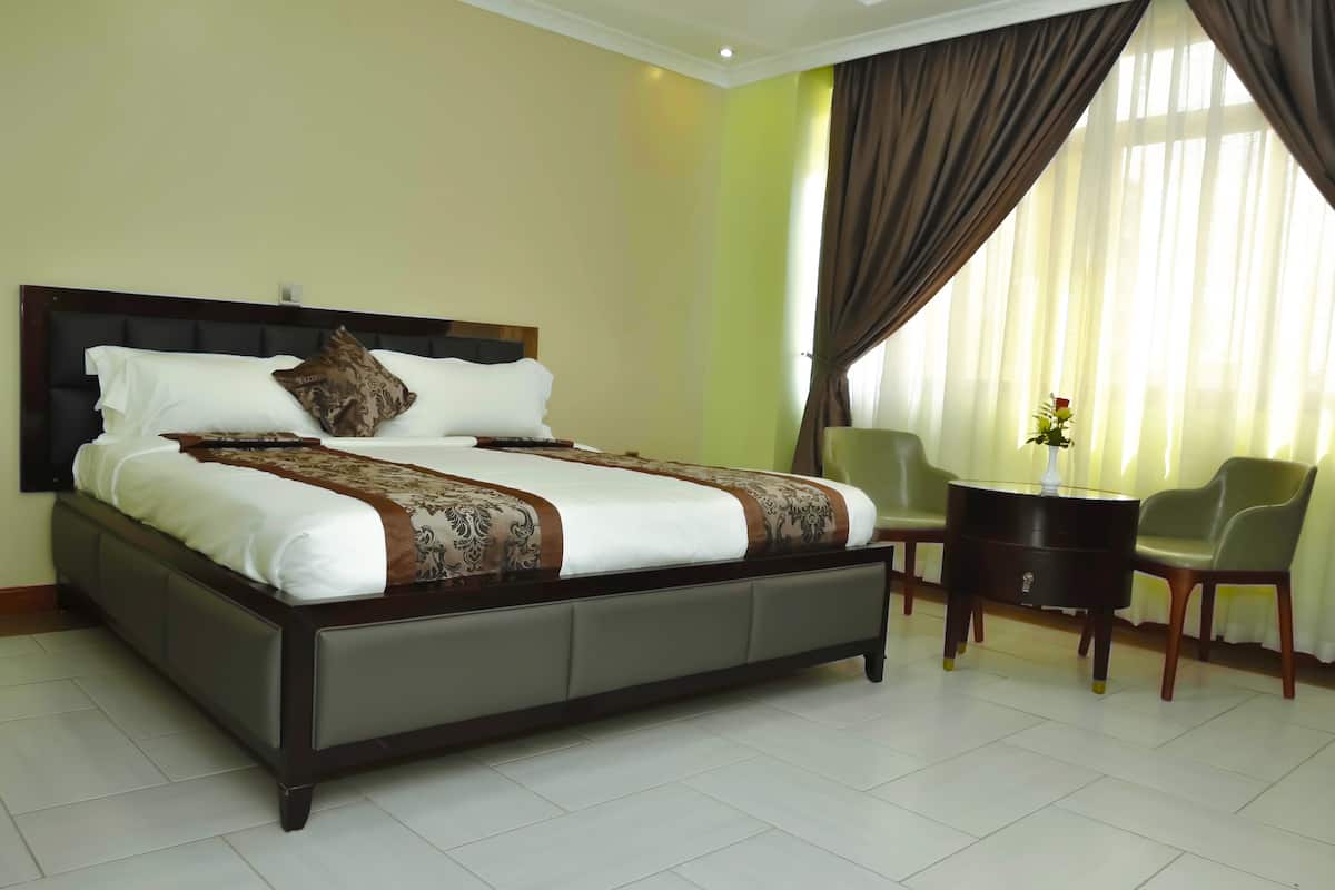 Premium bedding, in-room safe, desk, blackout drapes