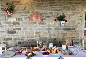Se ofrece un desayuno bufé todos los días (por un coste adicional)