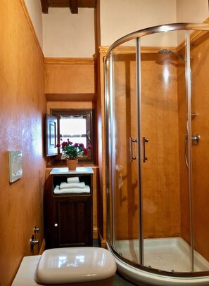 Een douche, gratis toiletartikelen, een haardroger, een bidet