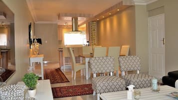 Appartement, 2 chambres, vue mer | Salle de séjour | Télévision
