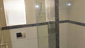 Appartement, 2 chambres, vue mer | Salle de bain | Douche, articles de toilette gratuits, serviettes fournies