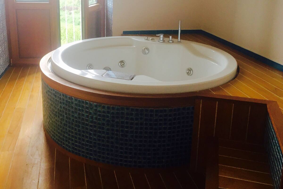 Deluxe-Suite, Whirlpool, Meerblick | Zimmerausstattung