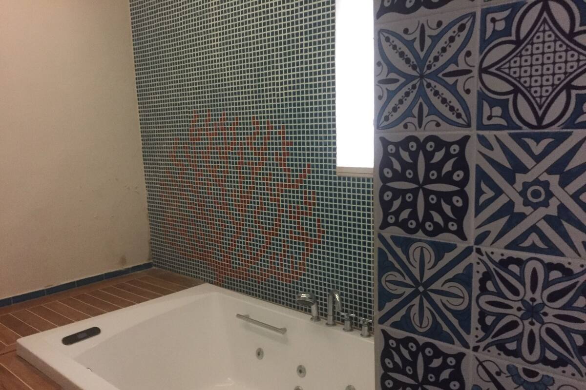 Habitación doble clásica | Baño | Regadera, amenidades de baño de diseñador, secadora de cabello, bidet