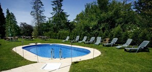 Piscine extérieure, chaises longues