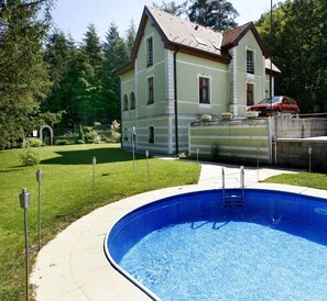 Alberca al aire libre y camastros