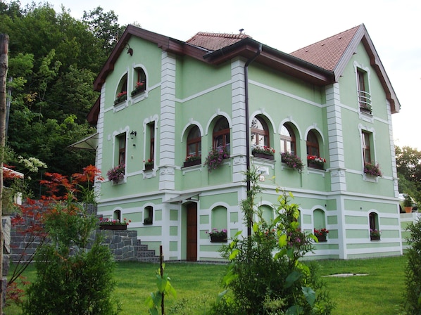 Vista frontal de la propiedad