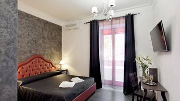 Deluxe Double Room, 1 Katil Ratu (Queen), Non Smoking | Peralatan tempat tidur premium, bar mini, meja