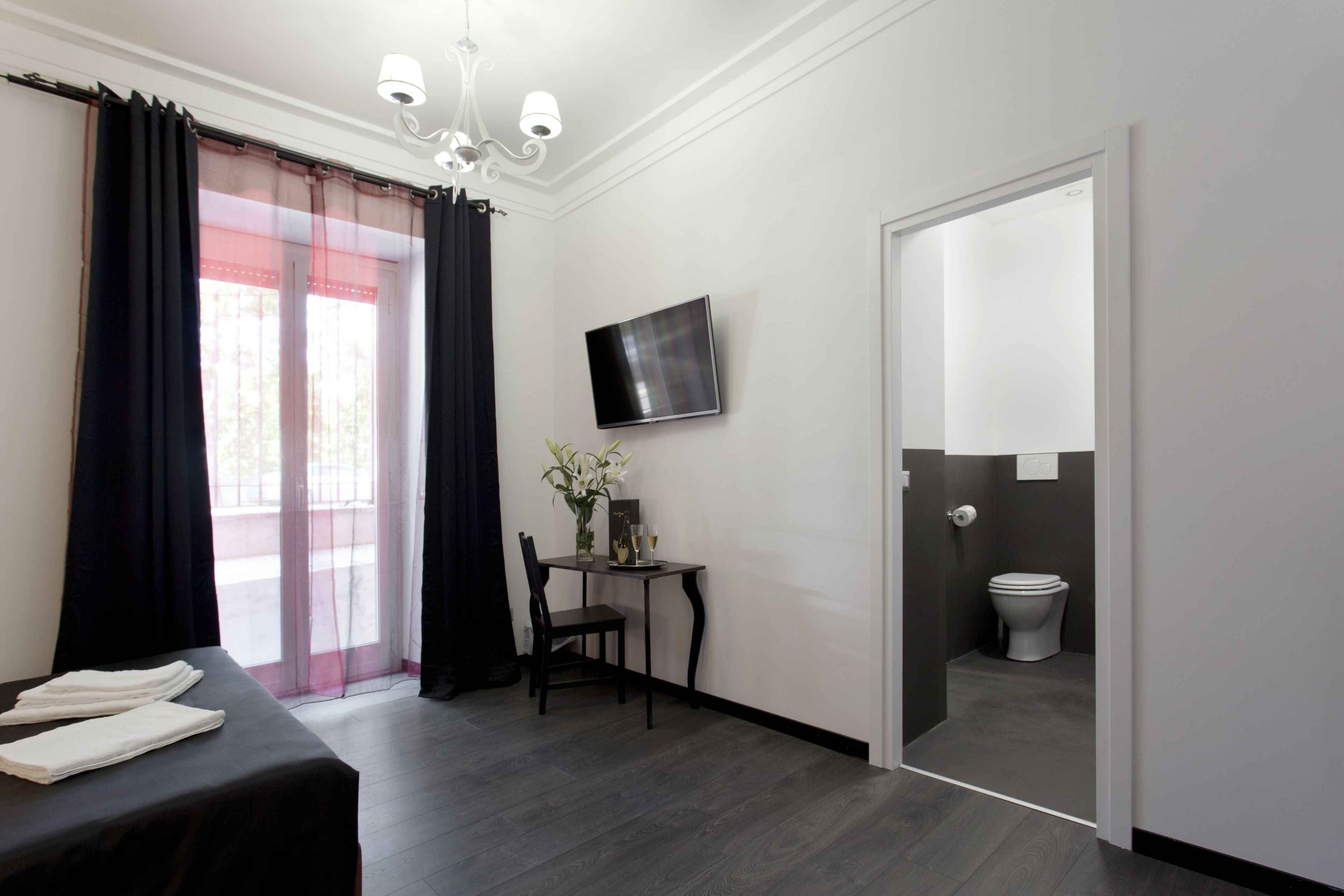 Phòng đôi Deluxe, 1 giường cỡ queen, không hút thuốc | Bộ đồ giường cao cấp, minibar, bàn, màn/rèm cản sáng 