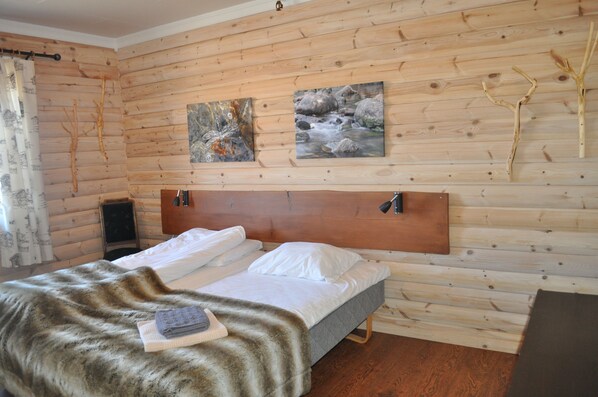 Familie suite, 3 slaapkamers, privébadkamer, uitzicht op zee (Suite 7) | Luxe beddengoed, pillowtop-bedden, individueel gedecoreerd