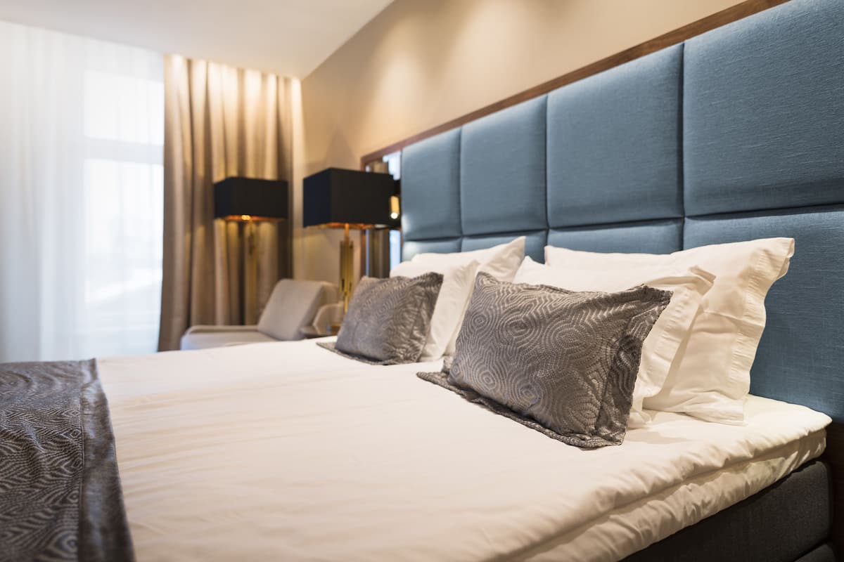 superior double or twin room | minibar, in-room safe, desk, soundproofing