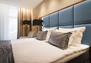 Minibar, caja de seguridad en la habitación y escritorio 
