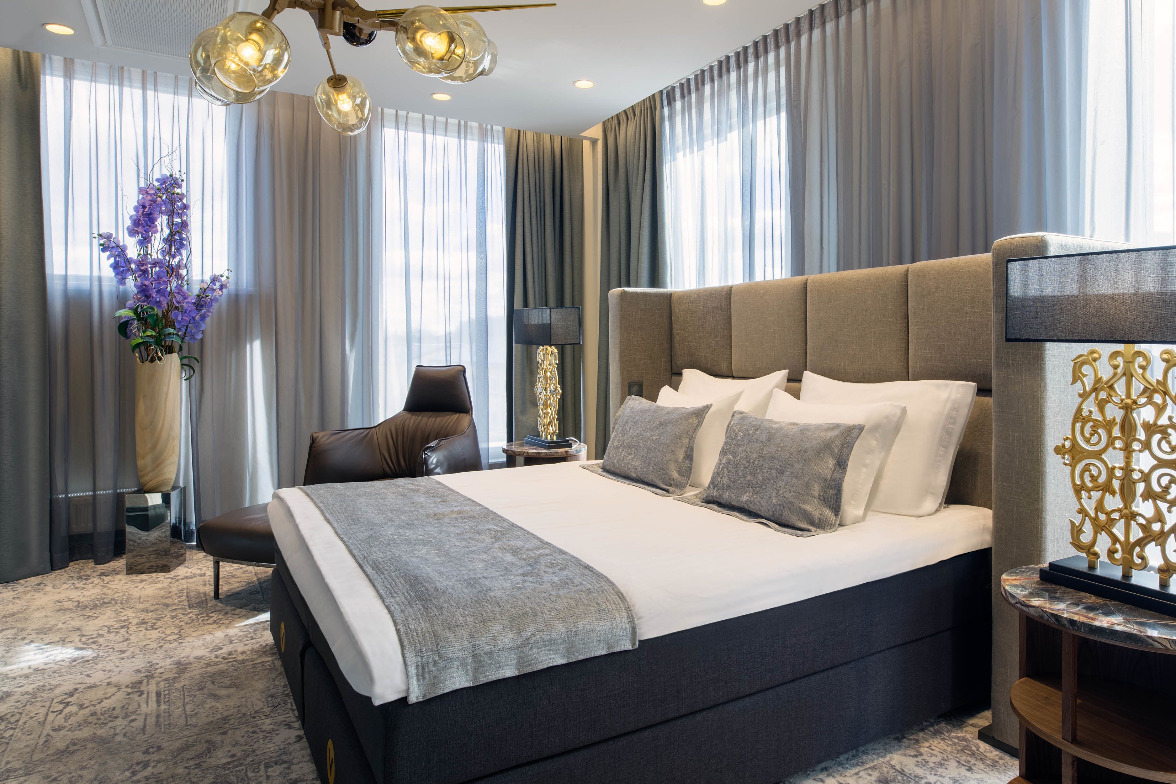 suite | minibar, in-room safe, desk, soundproofing