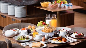 بوفيه فطور مجانًا يوميًا